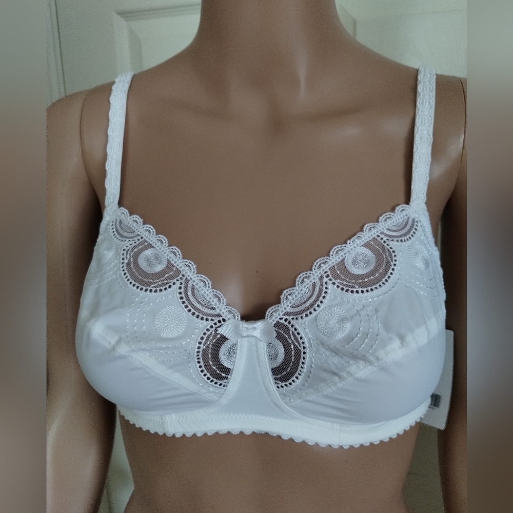 Chantelle Elegant White Embroidered Bra 32 C